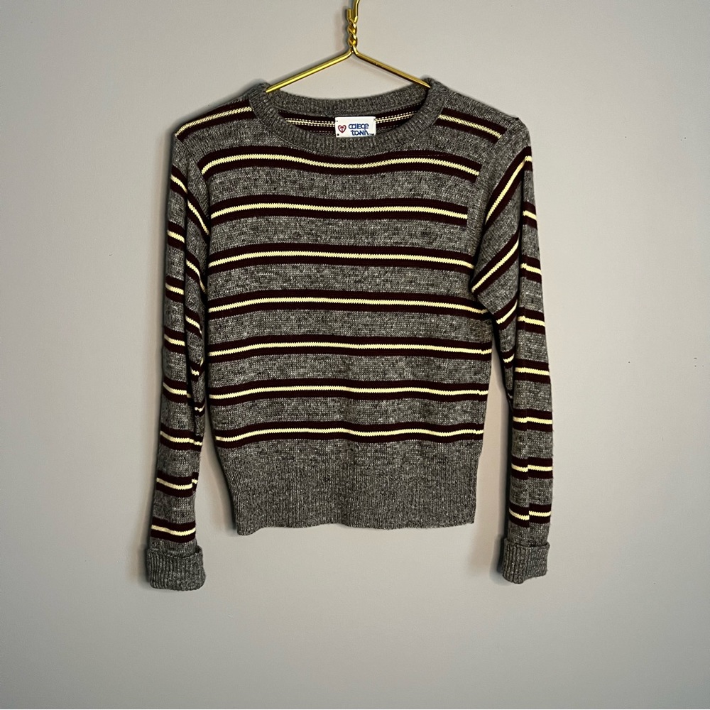 College town sweater‎